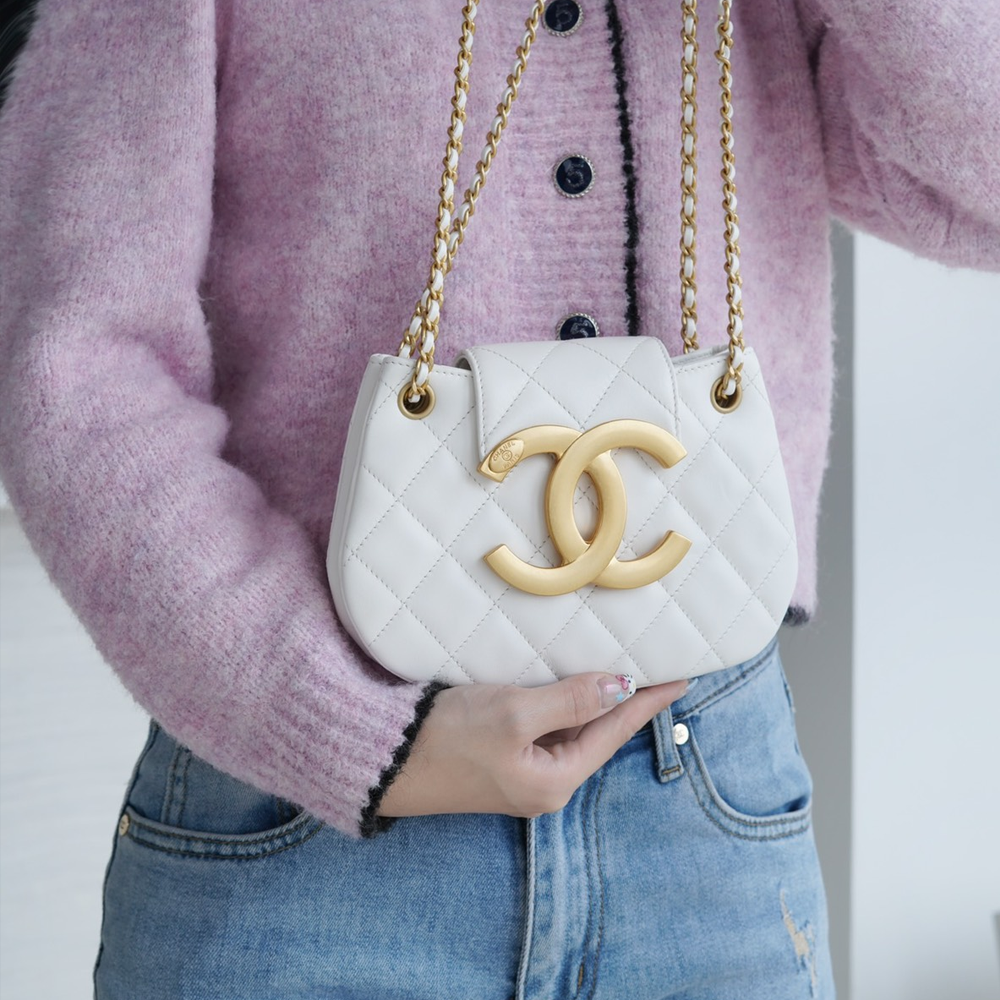 최고퀄 팬더샵 샤넬 24C 시즌 빅 로고 스몰 메신저 백 화이트